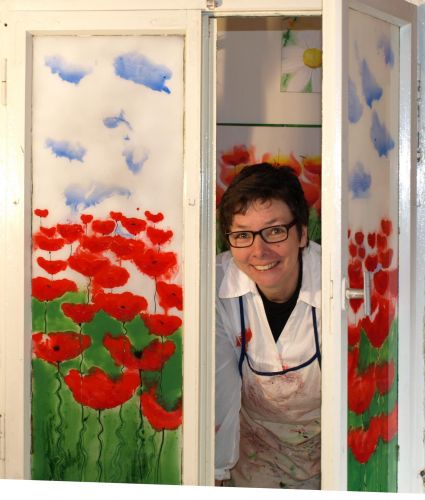 Ich schaue aus einem selbst bemalten Fenster